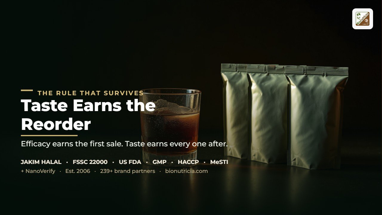 Blank single-serve sachets beside a finished drink